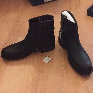 NEW Cole Haan leather waterproof boots size 8